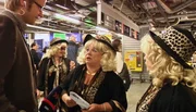 Kai Diezemann (li.) trifft Reisende am Frankfurter Flughafen: z. B. die "Jacob-Sisters" - auch nach vielen Jahren im Showgeschäft noch von Fans umlagert.