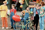 Ein Fahrrad als Geburtstagsgeschenk für Kiki (Thuy-Anh Cao, Mitte). Es freuen sich - von links: Timo (Marco Soumikh), Tobias (Tim Küchler), Hexe (Marleen Lohse) und Lisa (Katharina Wäschenbach).