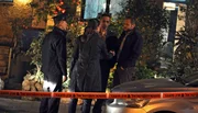 Sara Stein (Katharina Lorenz) am Tatort mit Commander Shimon Ben Godin (Gil Frank), Inspector Jakoov Blok (Samuel Finzi) und Commissioner Yehuda Weissenberg (Ami Weinberg)