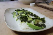 Reis mit Algen und Avocado