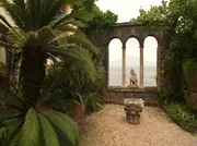 Bei Sorrent ragt auf schroffen Felsen die Villa Tritone hoch über das Meer. Ihren märchenhaften Garten entwarf William Waldorf-Astoria.