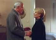 Julia und Arthur im Gespräch (v.li.: Peter Bongartz, Christiane Hörbiger).