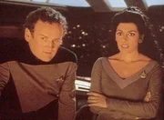 O'Brian (Com Meaney) und Troi (Marina Sirtis) stehen ratlos vor der Instrumententafel...