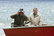 Suchen nach Kokain, das aus einem Flugzeug über dem See abgeworfen worden sein muss: Hubert (Christian Tramitz, r.) und Staller (Helmfried von Lüttichau, l.) ...