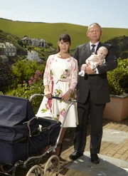 (5. Staffel) - Eigentlich hatte Doc Martin (Martin Clunes, r.) geplant, seine Karriere in London wiederaufzunehmen. Aber stattdessen hat er nach der Rückkehr von Louisa (Caroline Catz, l.) und der Geburt des gemeinsamen Babys mit seiner neuen Rolle als Partner und Vater zu kämpfen.