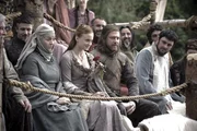 Sansa (Sophie Turner) und ihr Vater Lord Stark (Sean Bean) verfolgen das Turnier..