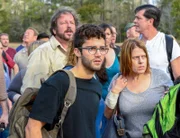 Während bei Hunter (Max Ehrich, vorne) und den anderen, die Melanie gefolgt sind, das Leben scheinbar weitergegangen ist, sind bei Julia und Junior lediglich ein paar Stunden vergangen.