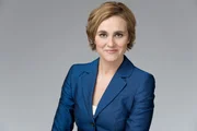 "Caren Miosga interviewt ... " heißt das neue halbstündige Interview-Magazin mit vorerst drei Ausgaben, das das NDR Fernsehen ab 12. Mai donnerstags zeigt. Caren Miosga, bekannt als Tagesthemenmoderatorin, erhält eine weitere Gelegenheit, interessante Gespräche mit Erkenntnisgewinn vor der Kamera zu führen.