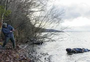 Am Haken des Wildanglers (Roberto Martinez, l.), den Hubert und Staller heimlich beobachten, hängt eine Leiche im Plastiksack.