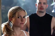 Sookie se retrouvent aux prises avec trois vampires, qui n'hésitent pas à mordre des innocents pour boire leur sang.