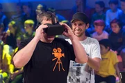 Fernsehproduzent Chris Guse zeigt Elton die virtuelle Realität.