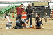 Bei einem Rave in der Wüste wird ein Mädchen erschossen. Die Zeugenbefragung gestaltet sich schwierig, da die Raver unter Drogeneinfluss stehen. V.l.: Detective Carlos Moreno (Enrique Murciano), Greg Sanders (Eric Szmanda), D.B. Russell (Ted Danson) und Sara Sidle (Jorja Fox).
