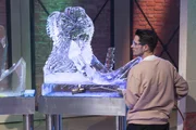 Eiskünstler Philipp Tremml benutzt sogar Feuer, um die Eisskulptur zu bearbeiten. Warum Feuer im Umgang mit Eisskulpturen nützlich ist, erklärt er in der heutigen Sendung.