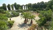 Botanischer Garten Augsburg: Der Senkgarten in sommerlicher Pracht.