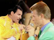 Mit dem zufällig bei einer Jam Session in Montreux entstandenen Song „Under Pressure" landeten Queen und David Bowie 1981 einen Sensationserfolg. Dass beide Musik-Ikonen in dem dazugehörigen Live-Video tatsächlich nie gemeinsam auf einer Bühne standen, galt bis heute als wohl gehütetes Geheimnis. Wie DoRo-Filmemacher Rudi Dolezal diese Illusion erzeugte, weshalb er mit EAV-Frontmann Klaus Eberhartinger und Thomas Spitzer um 4 Uhr morgens Karpfen durchs Kanalgitter fischte sowie das eine oder andere Geheimnis im Zusammenleben von John Lennon und Yoko Ono verrät der Filmemacher in einer neuen Folge von „Dolezal Backstage". Seit mehr als drei Jahrzehnten arbeitet Musik-Filmer Rudi Dolezal genau dort, wo jeder Rock-Fan gern sein würde: im Backstage-Bereich der weltweit bekanntesten Rock- und Pop-Stars. In "Dolezal Backstage" gibt der international ausgezeichnete Regisseur die besten Stories aus seinem Arbeitsleben preis und öffnet dafür seine umfangreiche Archiv-Schatztruhe.