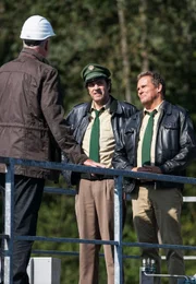 Als Hubert (Christian Tramitz, rechts) und Staller (Helmfried von Lüttichau, Mitte) Fritz Brunner (Frank Vockroth, links) auf sein Wassergutachten ansprechen, verstrickt der sich in Ausreden.