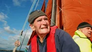 Michael Mc Donagh auf seiner Galway Hooker (traditionelles Segelboot).