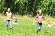 Die 9-jährige Daniela (r.) spielt gerne mit ihrer größeren Schwester (l.) im Freien, bevor sie Opfer eines Verbrechens wird.