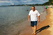 Wenn er möchte, macht er einfach einen Spaziergang am Meer vor der Haustür. Seitdem er nach Thailand gezogen ist, steht für Wolfgang fest: Mit seinen geringen finanziellen Möglichkeiten lebt er in Thailand viel besser und komfortabler als in Deutschland.