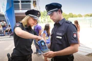 Gefälschte Turnschuhe sind im Umlauf: Melanie (Sanna Englund, l.) und Mattes (Matthias Schloo, r.) ermitteln.