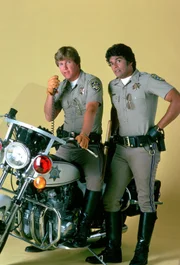 Officer Jon Baker (Larry Wilcox, l.) und Officer Francis 'Ponch' Poncherello (Erik Estrada)