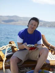 Die Serie mit Jamie Oliver ist ein einziges Abenteuer. In jeder Folge erforscht der Kult-Koch die Küche eines anderen Landes und macht dabei aufregende Entdeckungen. Zunächst lernt er in Marrakesch eine völlig andere Esskultur kennen. In Griechenland fischt er das erste Mal in seinem Leben mit einem Speer. In Andalusien kocht er die größte Paella der Welt und in Frankreich freundet er sich mit einem Trüffelschwein an. Auf seinen Reisen lernt Jamie Oliver zudem eine Reihe anderer Köche kennen, die unter ande