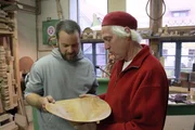NDR Fernsehen VON MEISTERHAND - TRADITIONSBERUFE SUCHEN NACHWUCHS, "Der Drechsler", am Montag (07.01.13) um 21:00 Uhr.
Drechsler-Meister Egü Holst und Praktikant Niko Kilian begutachten eine gedrechselte Schüssel.