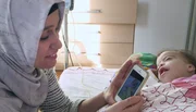 Die schwer behinderte kleine Chevall und ihre Mutter Hatice.