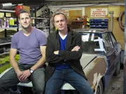 Die Autoliebhaber Philip Glenister (r.) und Ant Anstead (l.) machen ihr Hobby zur TV-Show: Sie restaurieren alte Autos, hauptsächlich aus Großbritannien und Europa, erzählen deren Geschichte und hauchen den antiken Schätzen auf vier Rädern wieder Leben in die Motoren.