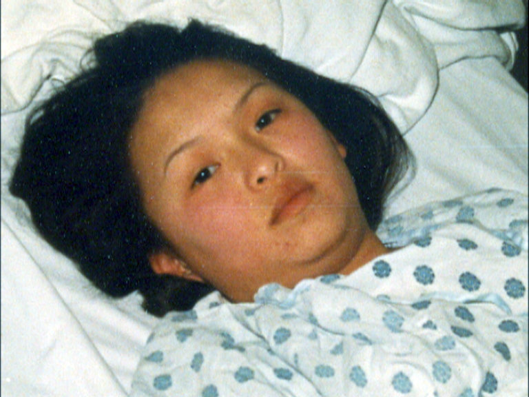 Geraubte Unschuld - Portland,Oregon, 1997: Janet Cha (Foto) verlässt nach einer Verabredung das Haus ihres Freundes und macht sich auf den Weg zur Bushaltestelle. Auf halbem Weg bemerkt sie einen Mann, der sie zu verfolgen scheint. Wenig später attackiert und vergewaltigt er sie...