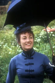 Fräulein Rottenmeier (Jane Seymour) fühlt sich in den Bergen noch wohl.