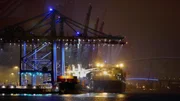 Ein faszinierendes Schauspiel sind die Arbeiten im Hamburger Hafen bei Nacht.