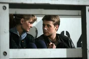 Mischa Barton (Marissa), Benjamin McKenzie (Ryan).