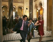 Betty (America Ferrera, M.) spricht ein Machtwort und entführt Alexis (Rebecca Romijn, r.) und Daniel (Eric Mabius, l.) von der Pressekonferenz. Denn sie hat einen Plan im Gepäck ...