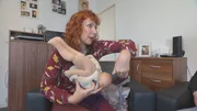 Hebamme Jutta Wohlrab demonstriert anhand einer Puppe wie Babys zu halten sind.