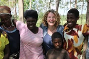 Kate Humble (3.v.l.) mit Kuria-Frauen
