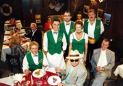 (vorne) Reinhard Nowak (Burli), Andreas Vitásek (Toni), Arthur Klemt (Slamanig), (hinten) Helga Porbaczy (Isodora), Kurt Sobotka (Hans), Gunther Gillian (Ötschi), Michael Niavarani (Mario), Elke Winkens (Ute), Götz Kauffmann (Franz).