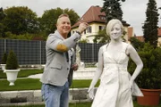 Anna Lena Dörr und Ralf Leidinger. 
Die Spezialität des Künstlers Ralf Leidinger aus Pirmasens ist das Bodypainting.  Durch ihn wird die Fotojägerin selbst zu einem untgewöhnlichen Fotomotiv: Er verwandelt sie in eine Gartenskulptur. Ganz in weiß posiert Anna Lena Dörr im Pirmasenser Strecktalpark.