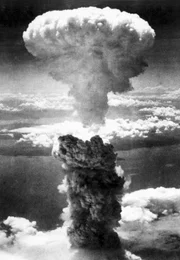 PHOENIX TAGE, DIE DIE WELT BEWEGTEN, "Hiroshima", am Dienstag (21.12.10) um 21:05 Uhr.
Die Dokumentation erzählt die Geschichte vom Tag des Atombombenabwurf auf Hiroshima. - Atombombe.