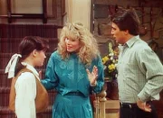 Samantha (Alyssa Milano, l.), Tony (Tony Danza, r.) und Angela (Judith Light, M.) haben unterschiedliche Auffassungen über Samanthas zukünftigen Studienort.