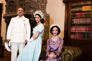 General Franco (Jesús Castejón), seine Tochter Carmencita (Laura Prats) und seine Frau Carmen Polo (Ana Torrent) erwarten den Besuch von Evita.