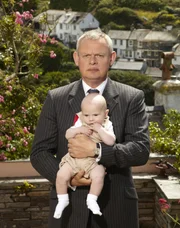 (5. Staffel) - Dass ein Leben mit einem Kind und einer kritischen Frau das eigene Leben auf den Kopf stellt, wird Doc Martin (Martin Clunes) nach und nach klar. Wird er es dennoch schaffen?