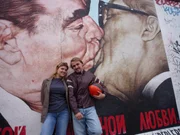 Lara Mandoki und Constantin von Jascheroff an der East Side Gallery in Berlin