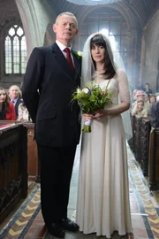 Martin (Martin Clunes, l.) und Louisa (Caroline Catz, r.) heiraten - und ganz Portwenn feiert mit.