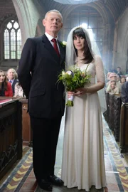 Martin (Martin Clunes, l.) und Louisa (Caroline Catz, r.) heiraten - und ganz Portwenn feiert mit.