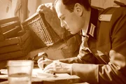 Leutnant von Stauffenberg (Peter Becker) erlebt 1939 den Krieg in Polen - in Briefen an seine Frau berichtet er über die Siege der Wehrmacht.