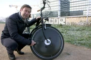 Dieses herausnehmbare Rad verwandelt jedes Fahrrad in ein Elektro-Rad.