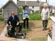 Doc Martin (Martin Clunes, l.) und Louisa (Caroline Catz, M.) können es nicht fassen: Tante Joan (Stephanie Cole, r.) hat einen boshaften Schuljungen in den Hühnerstall eingesperrt. Das kann ja nicht gutgehen ...