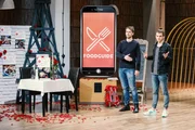 Malte Steinert (r.) und Finn Fahrenkrug aus Hamburg präsentieren die App "Foodguide" Sie erhoffen sich ein Investment von 450.000 Euro für 15 Prozent ihres Unternehmens.