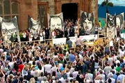 Eine Menschenmenge wohnt der Entschuldigungsrede von David Cameron in Derry im Jahr 2010 bezüglich der Opfer des Bloody Sunday bei.
